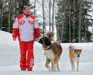 Путин са псима у шетњи